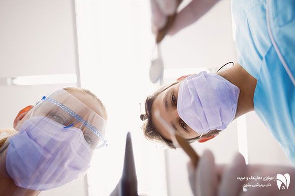 تجربه کامل جراحی فک و صورت از آماده‌سازی تا مراحل مراحل بهبودی جراحی فک و عوارض جراحی فک و صورت. با مشاوره دکتر بوشهری، بهبودی خود را مطمئن‌تر طی کنید.